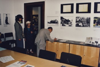 2001 Mori Tomu und Gruppe - im Hintergrund die Ausstellung